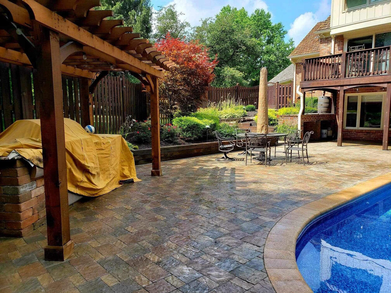 Charming backyard in Indianapolis showcasing a paver patio design with adjacent natural cedar mulch beds.